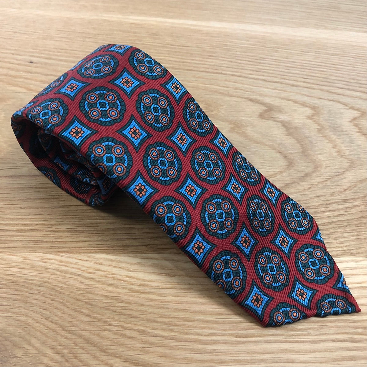 Medallion tie Red